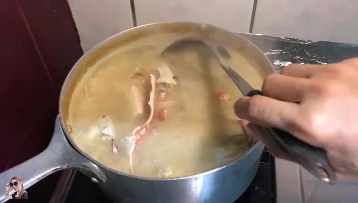 Khi cháo chín nhừ, múc ra bát.
