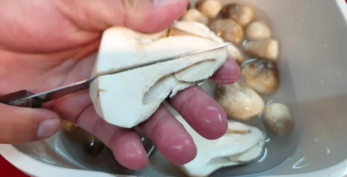 Chẻ những nấm rơm to làm tư, nấm nhỏ hơn làm đôi hoặc để nguyên.