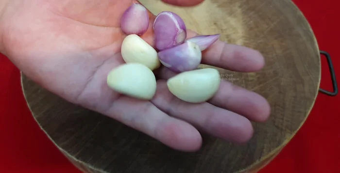 Dập dập tép tỏi và hành tím.