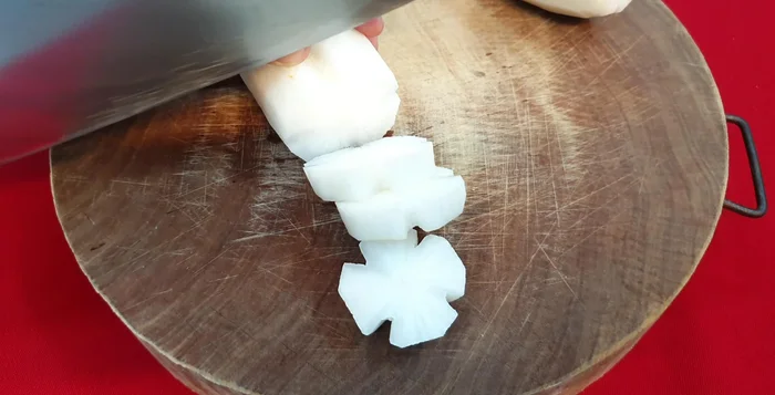 Cắt củ cải trắng thành bông hoa.