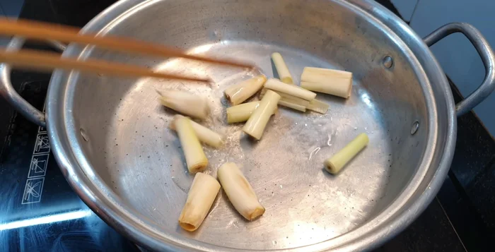 Phi thơm sả (phần gốc), tỏi, hành tím.