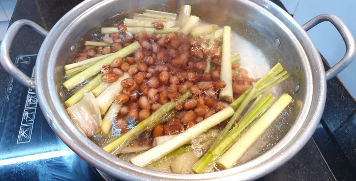 Cho đậu phộng vào nấu chín.