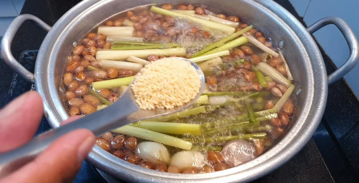 Nêm nếm gia vị: 1/3 muỗng canh muối, 1/4 muỗng canh bột ngọt, 1 muỗng canh đường, 3 muỗng canh đường cát, hơn nửa muỗng canh nước mắm. Nấu thêm 5 phút.