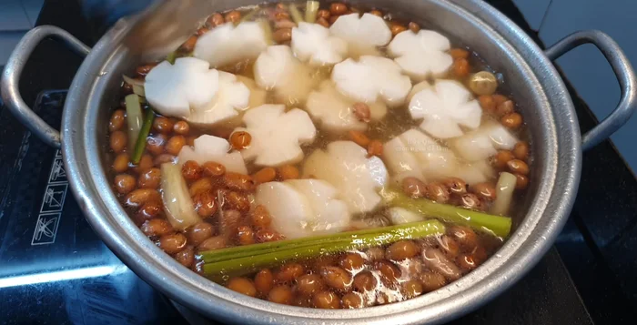Cho củ cải trắng vào nấu 3 phút.