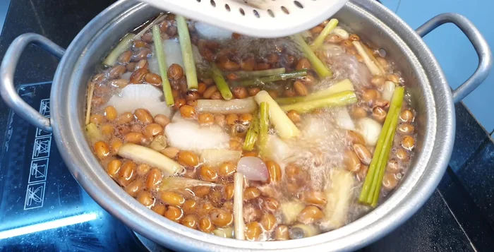 Cho nấm rơm vào nấu 3-4 phút.