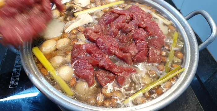 Cho thịt bò vào tái.