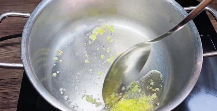 Chuẩn bị nước dùng bò nhúng giấm: Phi thơm sả, hành tím, hành trắng trong dầu ăn. Thêm thơm, xào sơ. Cho giấm, nước, đường, bột ngọt, muối vào đun sôi. Hớt bọt, thêm nấm kim châm, tắt bếp.