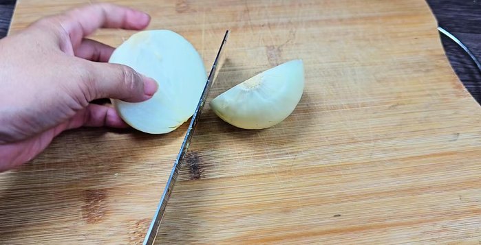 Chuẩn bị các nguyên liệu ăn kèm: Cắt dưa leo, chuối chát, hành trắng thành lát mỏng.
