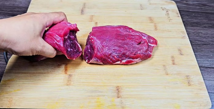 Cắt thịt bò thành lát mỏng.