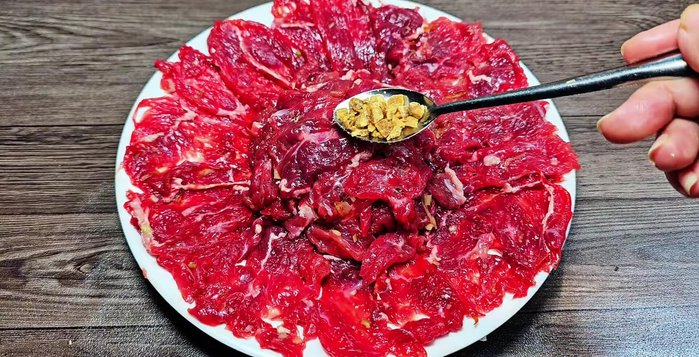 Trình bày: Xếp thịt bò ra đĩa, trang trí với tỏi phi và ngò gai. Cho nước dùng vào nồi lẩu, thêm ớt sừng, hành trắng, thơm, ngò gai.