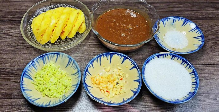 Làm nước chấm mắm nêm: Xay nhuyễn thơm (hoặc băm nhuyễn). Trộn thơm xay, sả băm, tỏi băm, đường, bột ngọt và mắm nêm. Nấu sôi hỗn hợp, thêm nước nếu cần để điều chỉnh độ mặn.