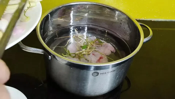 Ninh xương cá: Cho xương cá vào nồi nước, thêm hành, gừng, sả vào ninh khoảng 30 phút để lấy nước dùng ngọt.