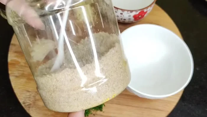 Pha nước chấm: Trộn đều mắm ngon, đường, nước lọc, chanh, gừng băm, ớt băm, tỏi băm, rau thì là băm.