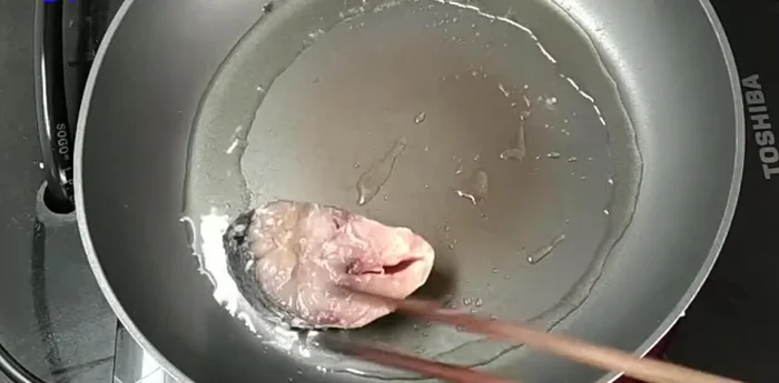 Chiên sơ cá cho săn lại, không cần vàng giòn.