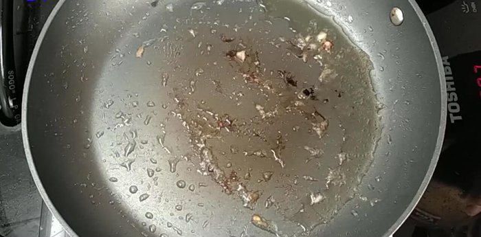 Làm nước kho: Cho đường vào chảo, làm caramen. Thêm hành, tỏi vào phi thơm.