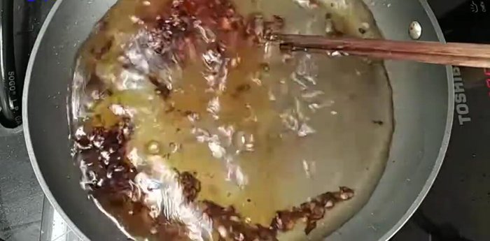 Thêm nước vào chảo (khoảng 1 cốc), cho hạt nêm, tiêu, đường, nước mắm vào. Nêm nếm sao cho vừa ăn (lưu ý cá đã được ướp gia vị).
