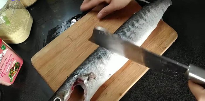 Làm sạch cá nhồng, cắt thành miếng nhỏ khoảng 2cm. Rửa sạch và để ráo nước.