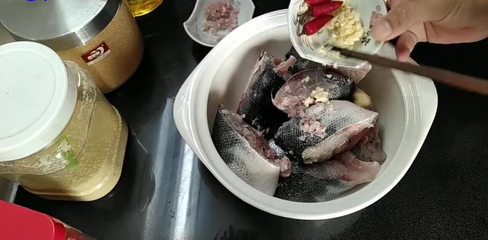 Ướp cá với hành tím băm, tỏi băm, hạt nêm, muối, tiêu, đường và nước mắm. Trộn đều và để ướp khoảng 30 phút.