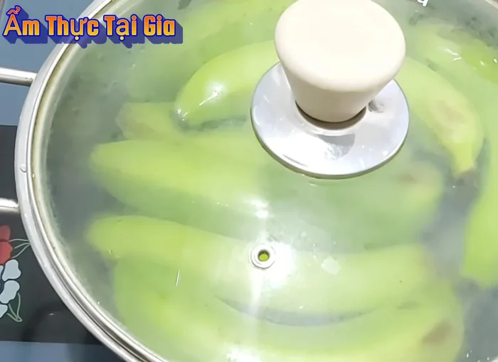 Luộc chuối khoảng 15-20 phút cho đến khi chín (chuối nứt vỏ hoặc mềm khi dùng đũa đâm nhẹ).