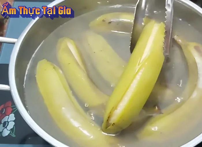 Tắt bếp, vớt chuối ra để nguội.