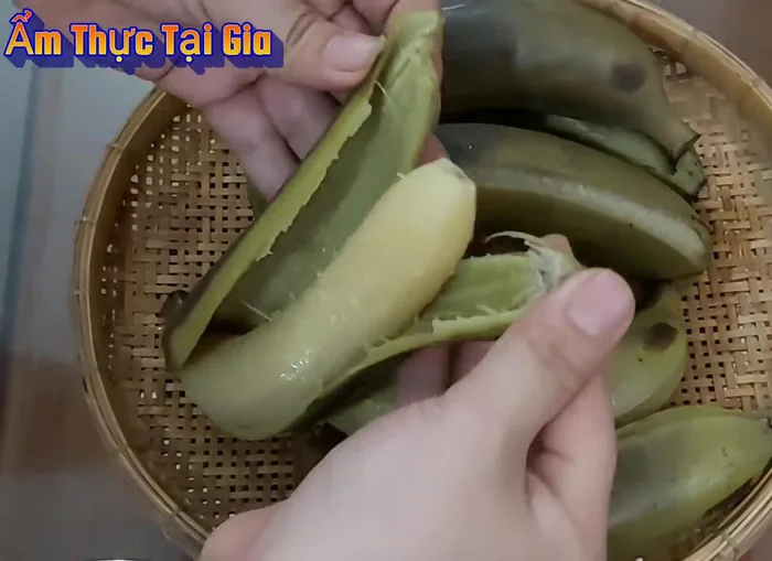 Cắt chuối thành từng khúc và thưởng thức. Có thể ăn cả vỏ hoặc bóc vỏ tùy thích. Có thể chấm với muối ớt hoặc muối tiêu.