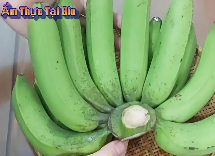 Chọn chuối tiêu xanh, già, không bị chín, quả mập, vỏ mỏng.