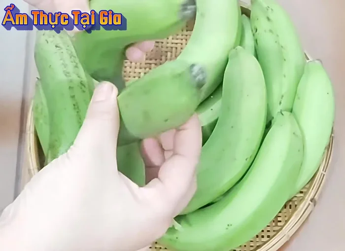 Rửa sạch chuối. Nếu chuối mua ở ngoài chợ, ngâm chuối trong nước muối loãng khoảng 15 phút để loại bỏ chất độc hại.