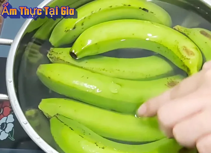 Cho chuối vào nồi, đổ nước ngập chuối.