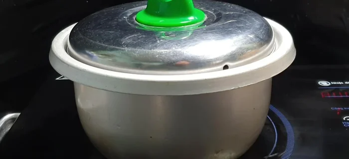 Đun sôi gạo trên lửa lớn, sau đó vặn nhỏ lửa để cháo được nhừ.