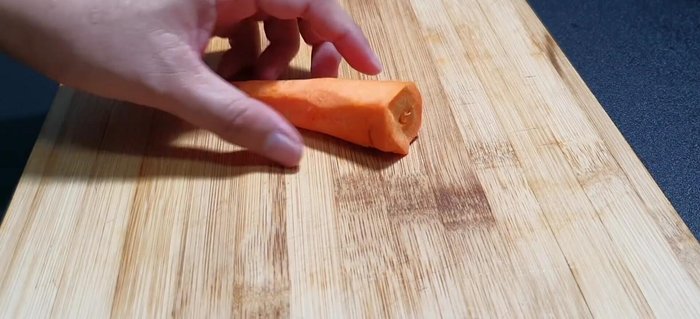 Khi cháo gần cạn nước, cho thêm nước, tiếp tục nấu cho đến khi cháo nhừ.
