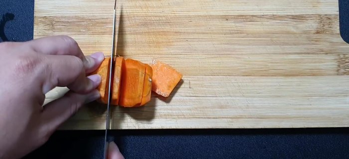 Cắt cà rốt thành hình khối nhỏ hoặc lát mỏng.
