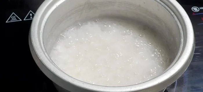 Cắt gừng thành lát mỏng hoặc đập dập.