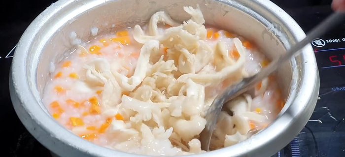 Thêm nấm bào ngư vào nồi cháo, tiếp tục nấu cho đến khi nấm chín.