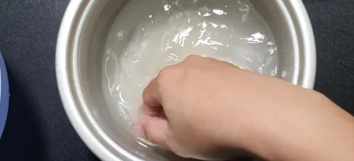 Vo gạo sạch với khoảng 2-3 lần nước cho đến khi nước vo gạo trong. Bỏ phần cám gạo.