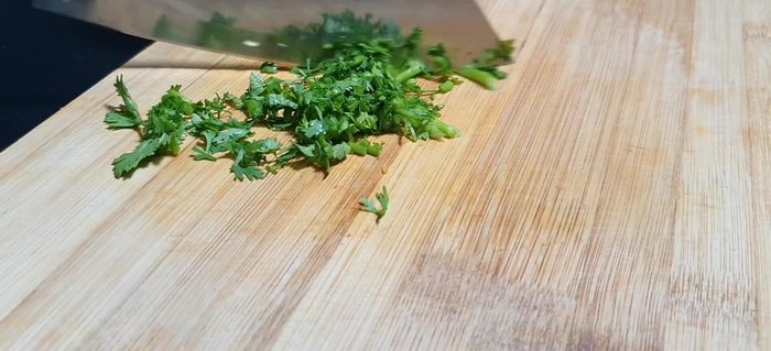 Cho ngò rí, gừng, ớt (nếu dùng) vào, tắt bếp.