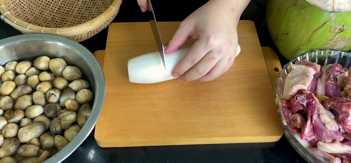 Cắt củ cải trắng, cà rốt thành khúc. (120.2)