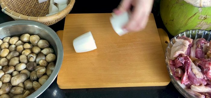 Rửa vịt với dấm hoặc rượu trắng pha gừng để khử mùi hôi. (132.26)