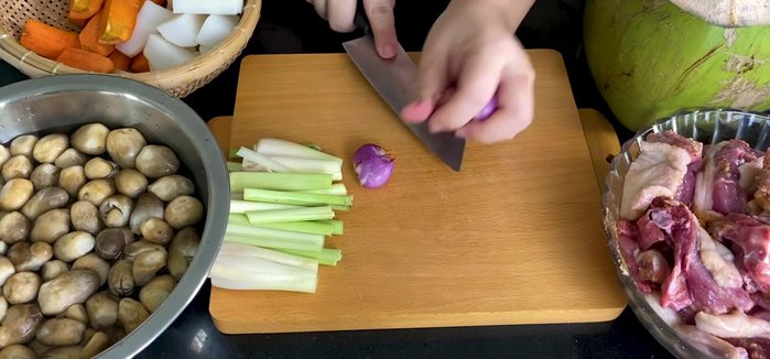 Bóc vỏ, đập dập tỏi. (171.29)