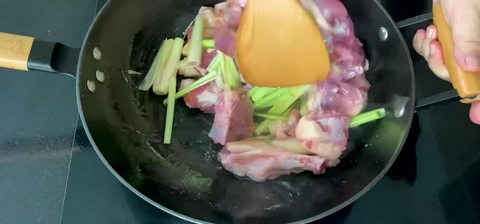 Cho vịt vào xào săn. (215.17)
