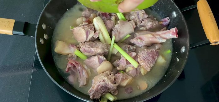 Thêm nước dừa, nước lọc vào nồi. (238.76)