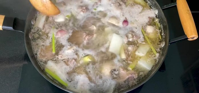 Cho củ cải trắng vào nấu cho ngọt nước. (261.09)