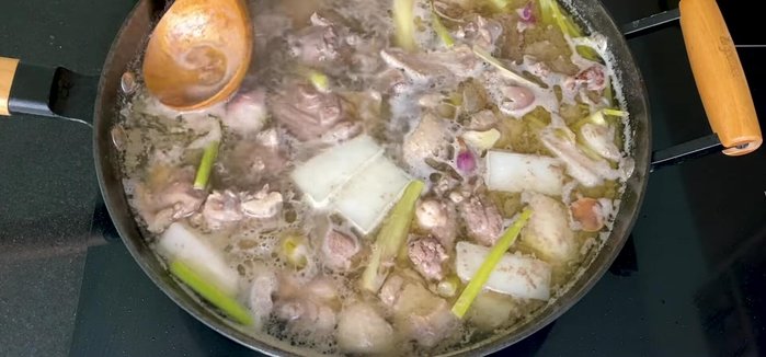 Nêm nếm lại với 1.5 muỗng canh hạt nêm, 1 muỗng canh đường phèn, 1 muỗng cà phê muối. (283.03)