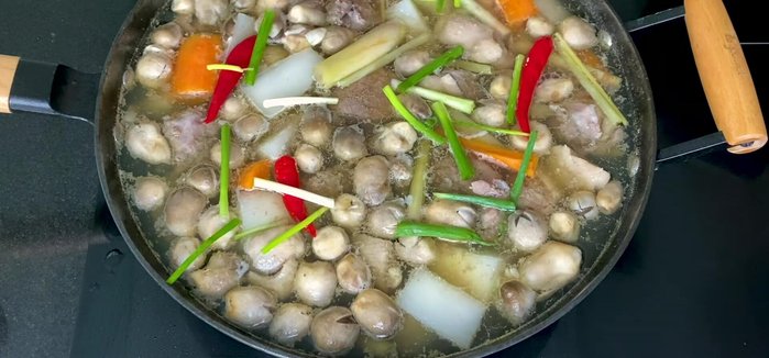 Cho ớt, hành ngò rí vào trước khi tắt bếp. (316.76)