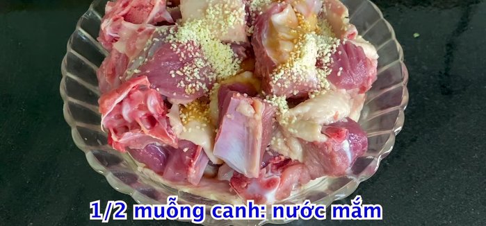 Ướp vịt với 1 muỗng canh hạt nêm, 1/2 muỗng canh nước mắm, 1 muỗng cà phê bột nghệ, 1 muỗng cà phê bột tỏi, 1 muỗng cà phê bột sả. Đảo đều cho gia vị thấm. (75.069)