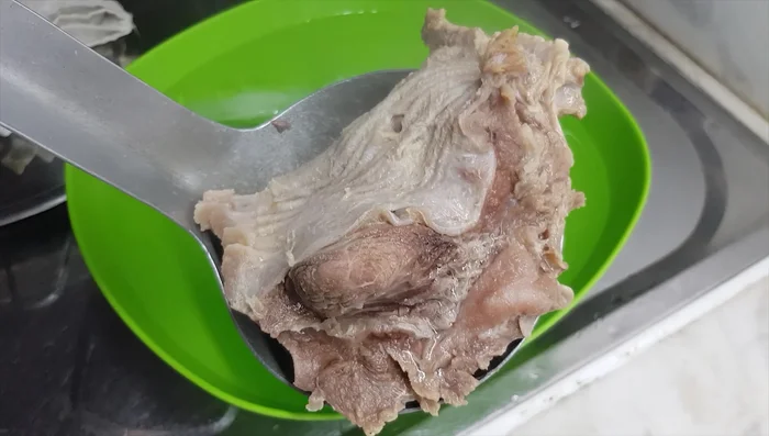 Cho nạm bò đã luộc vào tô nước đá lạnh để làm nguội và giữ độ giòn.