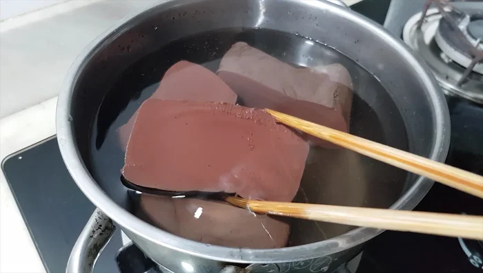 Luộc huyết heo: Cho huyết heo vào nước lạnh, đun từ từ trên lửa nhỏ (không nên cắt nhỏ trước khi luộc để tránh bị rỗ).
