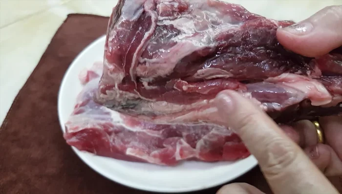 Rửa nạm bò với nước muối, loại bỏ phần khuyết điểm (không bỏ phần gân).