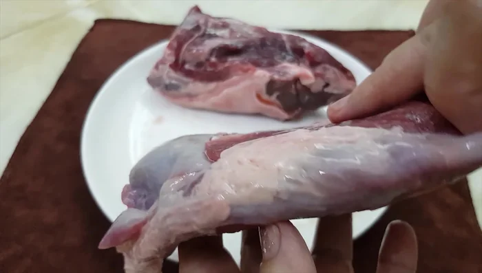 Cho nạm bò vào nước ấm, luộc với gia vị (điều chỉnh gia vị cho vừa miệng).