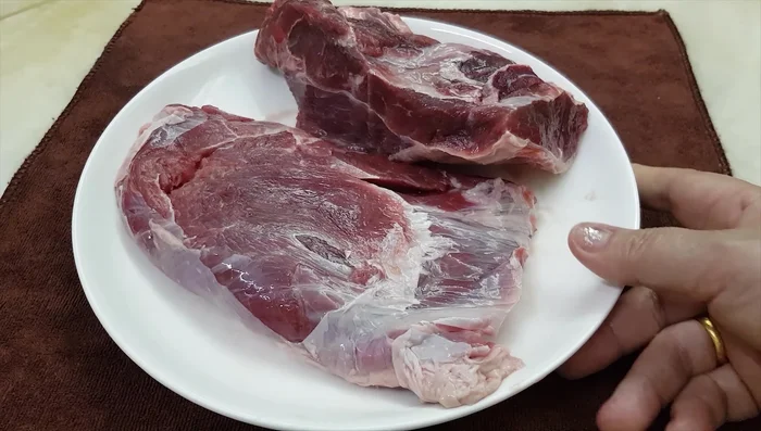 Luộc nạm bò khoảng 45-50 phút (nếu miếng nạm bò to hơn thì luộc 60 phút) ở lửa lớn. Vớt bọt nổi lên trong quá trình luộc.