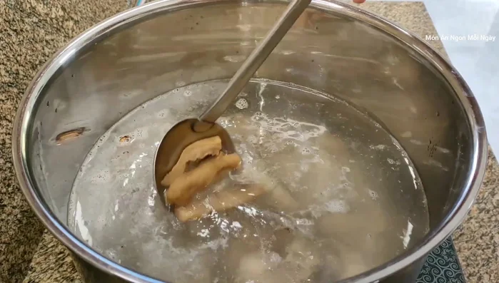 Nấu sôi trở lại, hạ lửa nhỏ, hầm khoảng 40 phút.